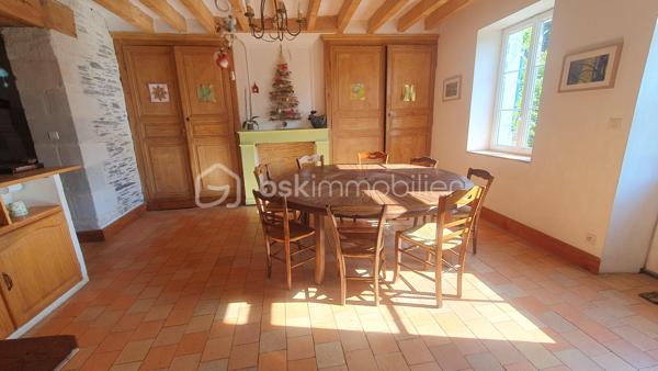 Grande longère rénovée – Charme, espace et proximité de la Loire

À seulement 2 minutes en voiture de la Loire et de la gare SNCF, et 7 minutes à pied de la Loire, découvrez cette magnifique longère de 1900 d’environ 300 m² habitables, entièrement rénovée. Située en campagne de La Bohalle, cette demeure allie le charme de l’ancien (tomettes, poutres apparentes) et le confort moderne, offrant un cadre de vie idéal pour une grande famille , un projet d'accueil ou une profession libérale souhaitant allier vie professionnelle et familiale.

Dès l’entrée, le charme opère :

Deux salons et une salle à manger aux beaux volumes pour des moments de convivialité.
Une belle cuisine aménagée et équipée, de spacieuse et fonctionnelle.
Un bureau de 17m², parfait pour le télétravail.
Une grande salle de jeux de 40m² pour le plaisir des petits et des grands.
Une buanderie, une chaufferie , un WC et une salle de bain complètent le rez-de-chaussée.
À l’étage, 8 chambres lumineuses dont 2 de 16m² offrent tout le confort nécessaire à une grande famille ou pour recevoir, accompagnées de 2 salles d’eau avec WC.

Le tout est implanté sur un superbe terrain de plus de 1136 m², offrant un cadre naturel préservé, parfait pour se détendre ou organiser des moments en extérieur.

Profitez d’un environnement paisible, tout en étant à proximité immédiate des commodités et des transports.

Une maison coup de cœur à découvrir sans tarder ! Contactez-moi pour plus d’informations