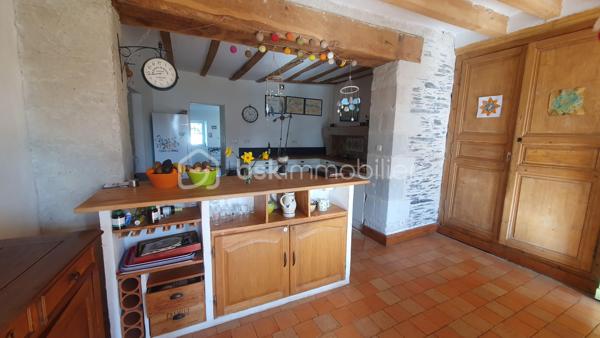 Grande longère rénovée – Charme, espace et proximité de la Loire

À seulement 2 minutes en voiture de la Loire et de la gare SNCF, et 7 minutes à pied de la Loire, découvrez cette magnifique longère de 1900 d’environ 300 m² habitables, entièrement rénovée. Située en campagne de La Bohalle, cette demeure allie le charme de l’ancien (tomettes, poutres apparentes) et le confort moderne, offrant un cadre de vie idéal pour une grande famille , un projet d'accueil ou une profession libérale souhaitant allier vie professionnelle et familiale.

Dès l’entrée, le charme opère :

Deux salons et une salle à manger aux beaux volumes pour des moments de convivialité.
Une belle cuisine aménagée et équipée, de spacieuse et fonctionnelle.
Un bureau de 17m², parfait pour le télétravail.
Une grande salle de jeux de 40m² pour le plaisir des petits et des grands.
Une buanderie, une chaufferie , un WC et une salle de bain complètent le rez-de-chaussée.
À l’étage, 8 chambres lumineuses dont 2 de 16m² offrent tout le confort nécessaire à une grande famille ou pour recevoir, accompagnées de 2 salles d’eau avec WC.

Le tout est implanté sur un superbe terrain de plus de 1136 m², offrant un cadre naturel préservé, parfait pour se détendre ou organiser des moments en extérieur.

Profitez d’un environnement paisible, tout en étant à proximité immédiate des commodités et des transports.

Une maison coup de cœur à découvrir sans tarder ! Contactez-moi pour plus d’informations