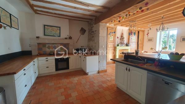 Grande longère rénovée – Charme, espace et proximité de la Loire

À seulement 2 minutes en voiture de la Loire et de la gare SNCF, et 7 minutes à pied de la Loire, découvrez cette magnifique longère de 1900 d’environ 300 m² habitables, entièrement rénovée. Située en campagne de La Bohalle, cette demeure allie le charme de l’ancien (tomettes, poutres apparentes) et le confort moderne, offrant un cadre de vie idéal pour une grande famille , un projet d'accueil ou une profession libérale souhaitant allier vie professionnelle et familiale.

Dès l’entrée, le charme opère :

Deux salons et une salle à manger aux beaux volumes pour des moments de convivialité.
Une belle cuisine aménagée et équipée, de spacieuse et fonctionnelle.
Un bureau de 17m², parfait pour le télétravail.
Une grande salle de jeux de 40m² pour le plaisir des petits et des grands.
Une buanderie, une chaufferie , un WC et une salle de bain complètent le rez-de-chaussée.
À l’étage, 8 chambres lumineuses dont 2 de 16m² offrent tout le confort nécessaire à une grande famille ou pour recevoir, accompagnées de 2 salles d’eau avec WC.

Le tout est implanté sur un superbe terrain de plus de 1136 m², offrant un cadre naturel préservé, parfait pour se détendre ou organiser des moments en extérieur.

Profitez d’un environnement paisible, tout en étant à proximité immédiate des commodités et des transports.

Une maison coup de cœur à découvrir sans tarder ! Contactez-moi pour plus d’informations