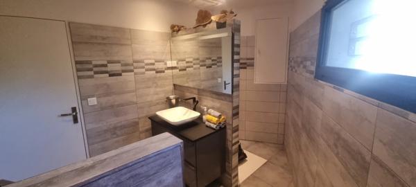 Eoures Maison principale de 5 pièces de 205 m2 sur un terrain de 2 039 m² avec piscine et une maison annexe de 49 m2 Eoures 13400