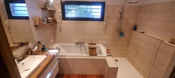 Eoures Maison principale de 5 pièces de 205 m2 sur un terrain de 2 039 m² avec piscine et une maison annexe de 49 m2 Eoures 13400