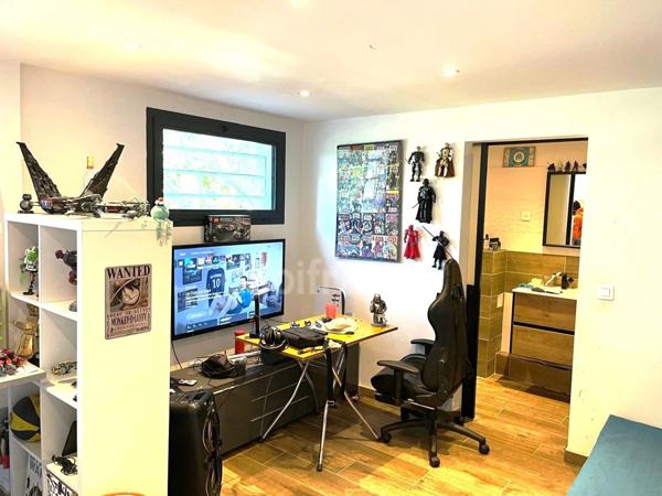 Eoures Maison principale de 5 pièces de 205 m2 sur un terrain de 2 039 m² avec piscine et une maison annexe de 49 m2 Eoures 13400