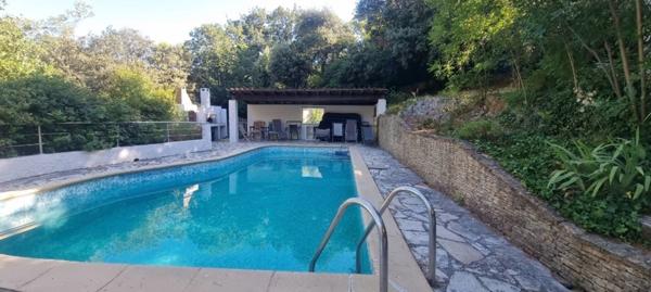 Eoures Maison principale de 5 pièces de 205 m2 sur un terrain de 2 039 m² avec piscine et une maison annexe de 49 m2 Eoures 13400