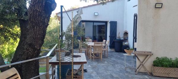 Eoures Maison principale de 5 pièces de 205 m2 sur un terrain de 2 039 m² avec piscine et une maison annexe de 49 m2 Eoures 13400