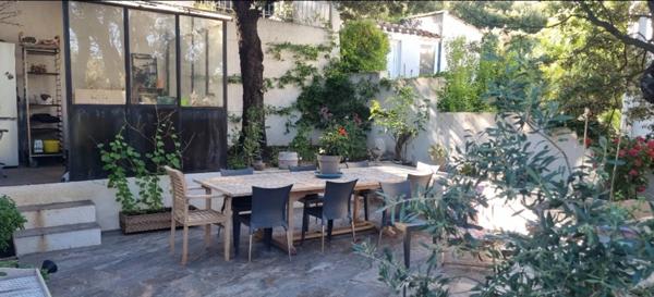 Eoures Maison principale de 5 pièces de 205 m2 sur un terrain de 2 039 m² avec piscine et une maison annexe de 49 m2 Eoures 13400