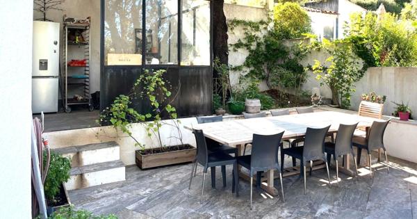 Eoures Maison principale de 5 pièces de 205 m2 sur un terrain de 2 039 m² avec piscine et une maison annexe de 49 m2 Eoures 13400