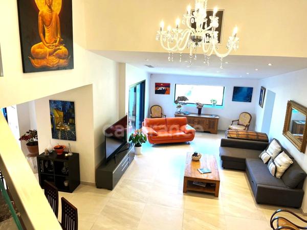 Eoures Maison principale de 5 pièces de 205 m2 sur un terrain de 2 039 m² avec piscine et une maison annexe de 49 m2 Eoures 13400