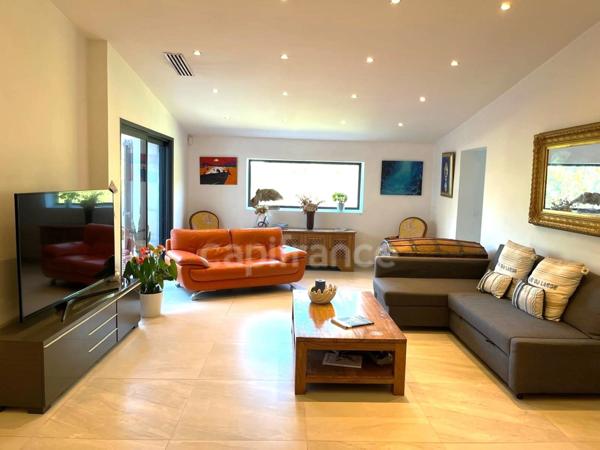 Eoures Maison principale de 5 pièces de 205 m2 sur un terrain de 2 039 m² avec piscine et une maison annexe de 49 m2 Eoures 13400