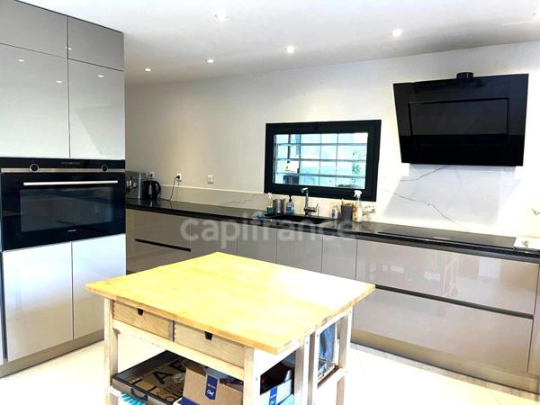 Eoures Maison principale de 5 pièces de 205 m2 sur un terrain de 2 039 m² avec piscine et une maison annexe de 49 m2 Eoures 13400