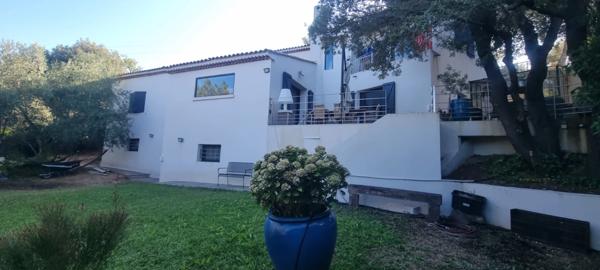Eoures Maison principale de 5 pièces de 205 m2 sur un terrain de 2 039 m² avec piscine et une maison annexe de 49 m2 Eoures 13400