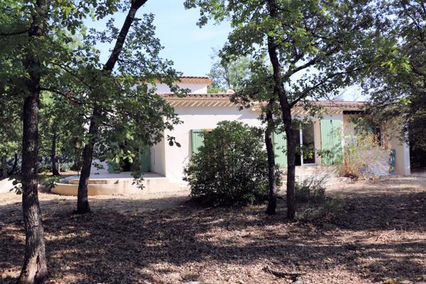 Saint-Saturnin-lès-Apt (84490) Villa avec piscine sur terrain de 3036 m²