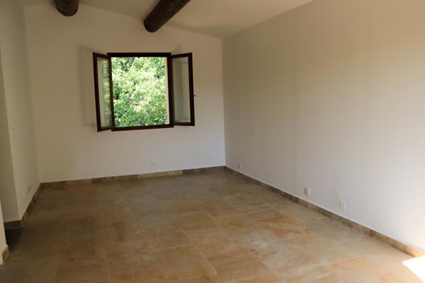 Saint-Saturnin-lès-Apt (84490) Villa avec piscine sur terrain de 3036 m²