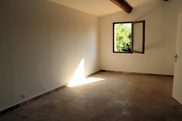 Saint-Saturnin-lès-Apt (84490) Villa avec piscine sur terrain de 3036 m²