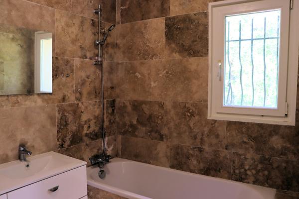 Saint-Saturnin-lès-Apt (84490) Villa avec piscine sur terrain de 3036 m²