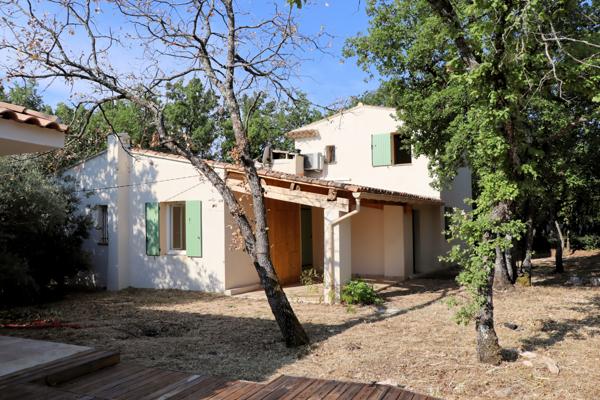 Saint-Saturnin-lès-Apt (84490) Villa avec piscine sur terrain de 3036 m²