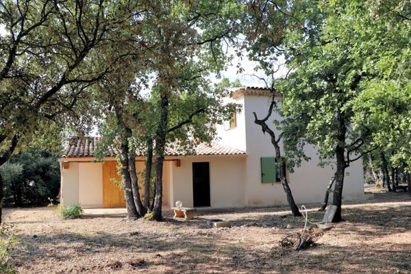 Saint-Saturnin-lès-Apt (84490) Villa avec piscine sur terrain de 3036 m²