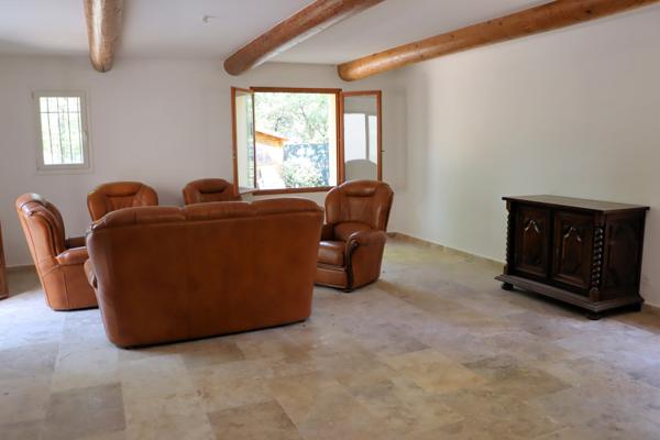 Saint-Saturnin-lès-Apt (84490) Villa avec piscine sur terrain de 3036 m²