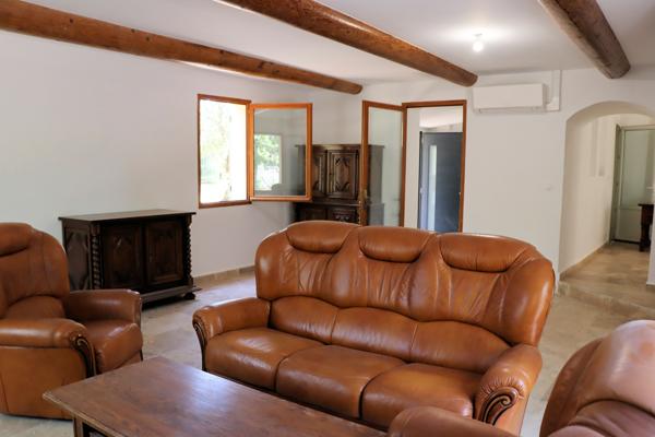 Saint-Saturnin-lès-Apt (84490) Villa avec piscine sur terrain de 3036 m²