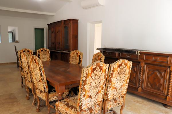 Saint-Saturnin-lès-Apt (84490) Villa avec piscine sur terrain de 3036 m²