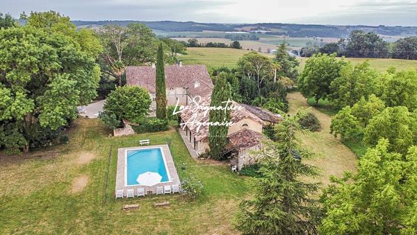 Propriété de 297m² avec terrain arboré de 2 hectares et 5214m ²