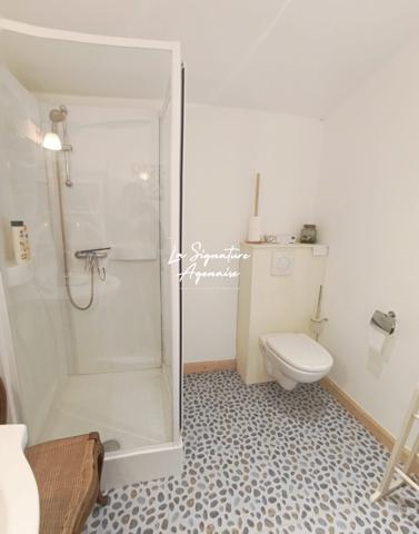 Propriété de 297m² avec terrain arboré de 2 hectares et 5214m ²