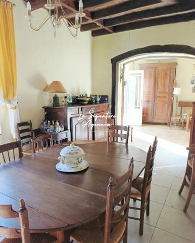 Propriété de 297m² avec terrain arboré de 2 hectares et 5214m ²