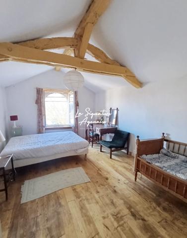 Propriété de 297m² avec terrain arboré de 2 hectares et 5214m ²