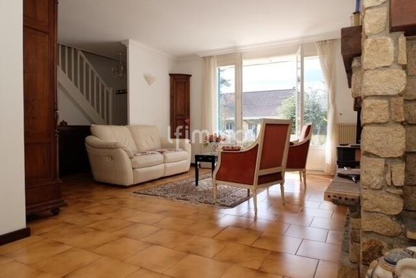 Maison 7 P avec véranda et jardin dans les quartiers chics de Mennecy