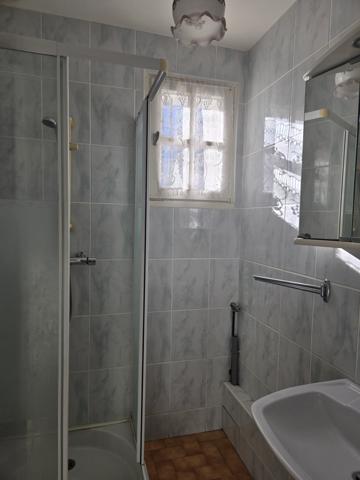 Maison de plain-pied construite en 1984, d’une surface habitable de 46 m² sur un terrain de 456 m², située dan