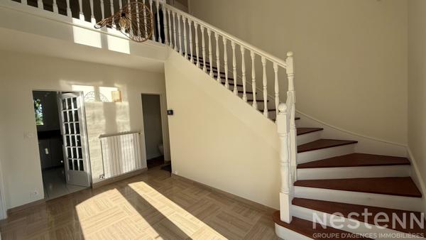 Maison entièrement rénovée aux beaux volumes avec vie de plain-pied et grand terrain arboré !