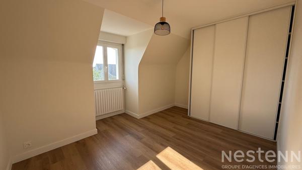 Maison entièrement rénovée aux beaux volumes avec vie de plain-pied et grand terrain arboré !