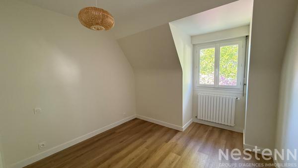 Maison entièrement rénovée aux beaux volumes avec vie de plain-pied et grand terrain arboré !