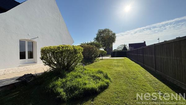Maison entièrement rénovée aux beaux volumes avec vie de plain-pied et grand terrain arboré !