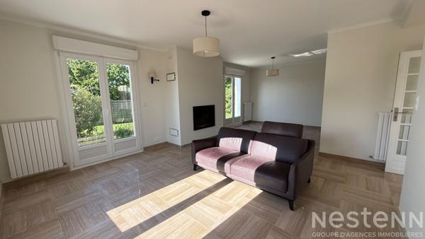 Maison entièrement rénovée aux beaux volumes avec vie de plain-pied et grand terrain arboré !