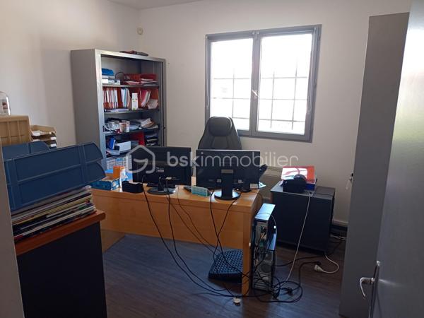 Local d activites de 1 485 m²