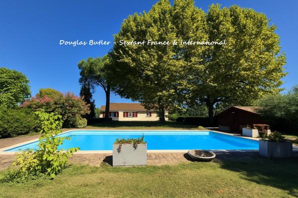 Elegante propriete avec parc et piscine, vue sue la Dordogne