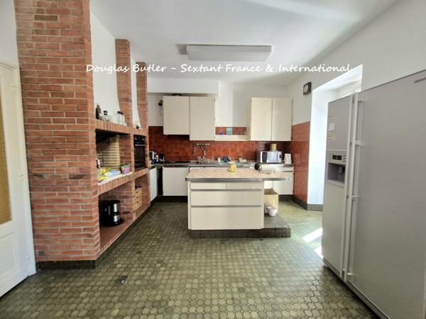 Elegante propriete avec parc et piscine, vue sue la Dordogne