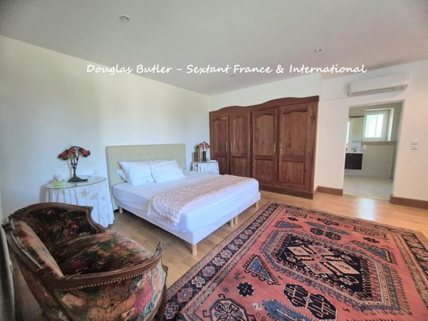 Elegante propriete avec parc et piscine, vue sue la Dordogne