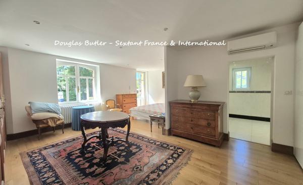 Elegante propriete avec parc et piscine, vue sue la Dordogne