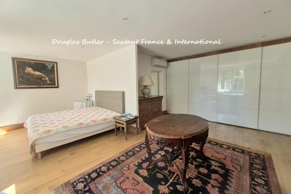 Elegante propriete avec parc et piscine, vue sue la Dordogne