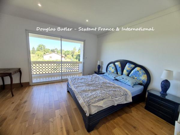 Elegante propriete avec parc et piscine, vue sue la Dordogne