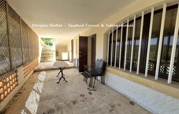 Elegante propriete avec parc et piscine, vue sue la Dordogne