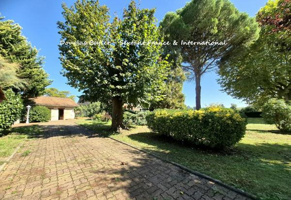Elegante propriete avec parc et piscine, vue sue la Dordogne