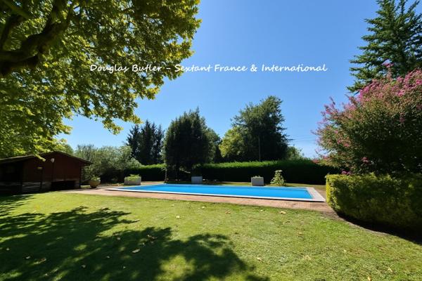 Elegante propriete avec parc et piscine, vue sue la Dordogne