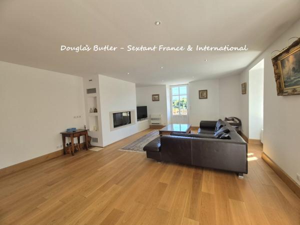 Elegante propriete avec parc et piscine, vue sue la Dordogne