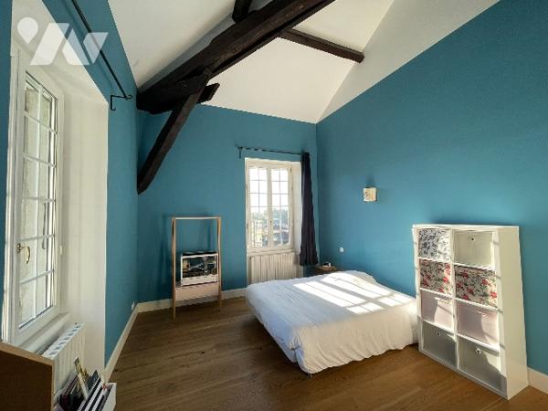 Maison de maître 260 m² rénovée, vaste terrain arboré de 4 925 m², piscine et dépendances.  DPE D/D.