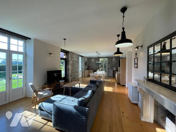 Maison de maître 260 m² rénovée, vaste terrain arboré de 4 925 m², piscine et dépendances.  DPE D/D.