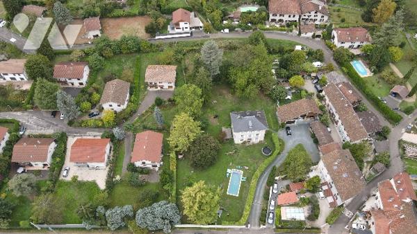 Maison de maître 260 m² rénovée, vaste terrain arboré de 4 925 m², piscine et dépendances.  DPE D/D.