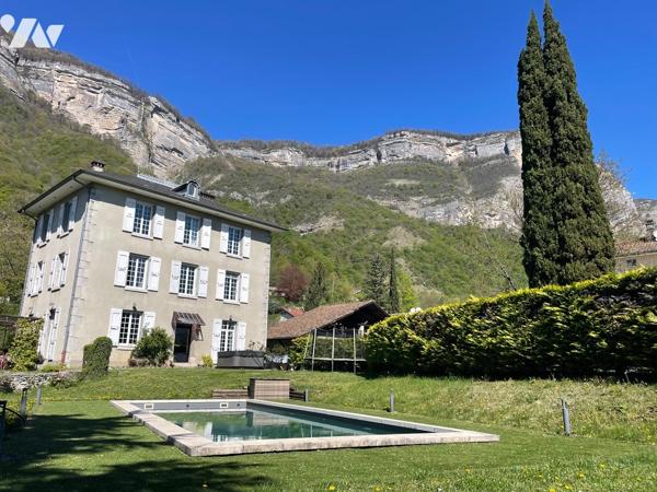 Maison maître 260 m², terrain arboré de 4925 m², piscine,dépdces.DPE D/D. Avec revenu locatif poss.