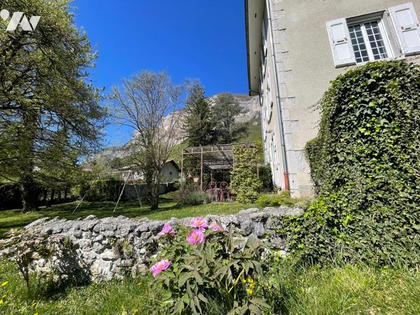 Maison maître 260 m², terrain arboré de 4925 m², piscine,dépdces.DPE D/D. Avec revenu locatif poss.